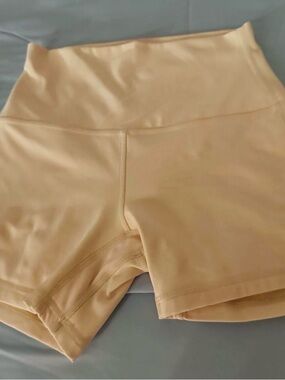 Lululemon 4 inch inseam  butter cream women’s 4 align shorts